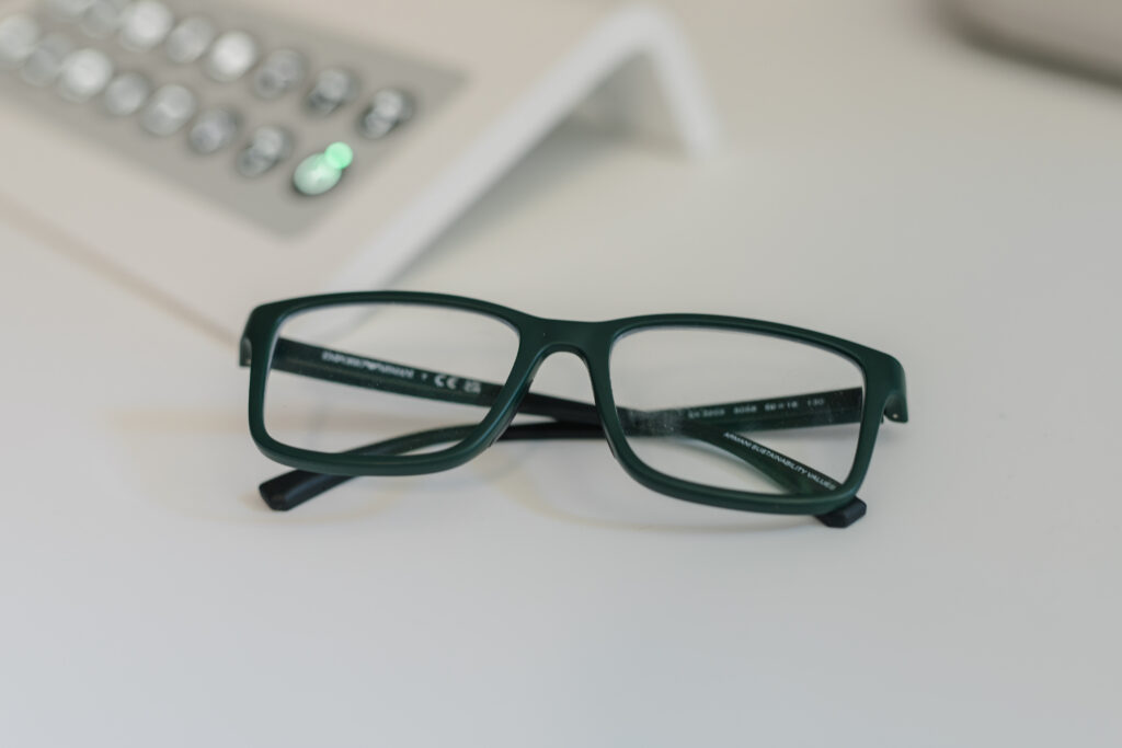 Augenarzt 1210 Wien 4 brille auf einem weißen tisch